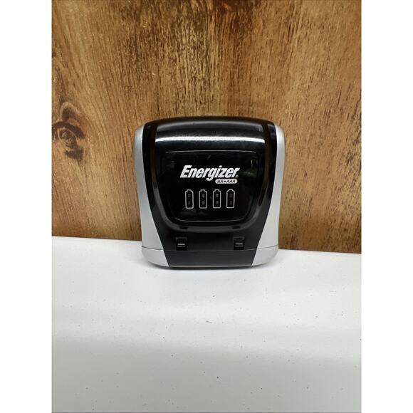 Energizer CHDC8 Ni-MH Battery Charger for 4 AA & AAA Batteries - Picture 1 of 4